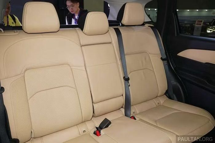 Mazda cũng cho biết CX-5 thế hệ mới được nâng cấp hệ thống phanh điện tử mới cùng nhiều tinh chỉnh ở khung gầm và hệ thống treo nhằm cải thiện khả năng vận hành cũng như độ êm ái. Phiên bản trưng bày sở hữu hệ dẫn động bốn bánh AWD, tuy nhiên cấu hình chính thức có thể thay đổi khi xe được mở bán.