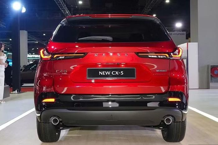 Đáng chú ý, Mazda CX-5 thế hệ mới sẽ được phân phối song song với thế hệ hiện hành. Theo lãnh đạo Bermaz Auto, mẫu CX-5 cũ nhiều khả năng chỉ còn duy trì phiên bản động cơ 2.0L, trong khi CX-5 thế hệ thứ ba sẽ sử dụng duy nhất động cơ 2.5L mới.