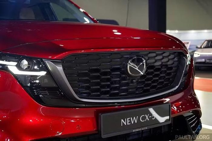 So với thế hệ trước, CX-5 mới có kích thước lớn hơn đáng kể. Xe dài 4.690 mm, rộng 1.860 mm và cao 1.695 mm, tăng lần lượt 115 mm, 15 mm và 15 mm. Chiều dài cơ sở cũng được kéo dài thêm 115 mm lên mức 2.815 mm, hứa hẹn mang lại không gian nội thất rộng rãi hơn.