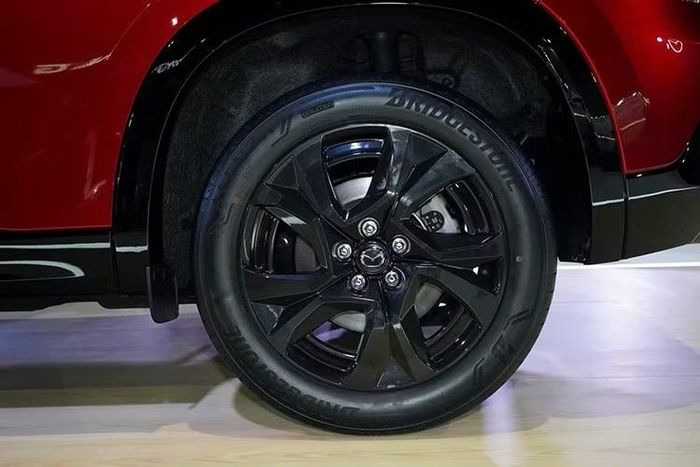 Hốc bánh xe vuông vức hơn, trong khi cụm đèn hậu chữ L gợi liên tưởng tới các mẫu CX-60 và CX-80. Nhờ những thay đổi này, Mazda CX-5 thế hệ mới sở hữu diện mạo trưởng thành và cao cấp hơn đáng kể so với đời trước.