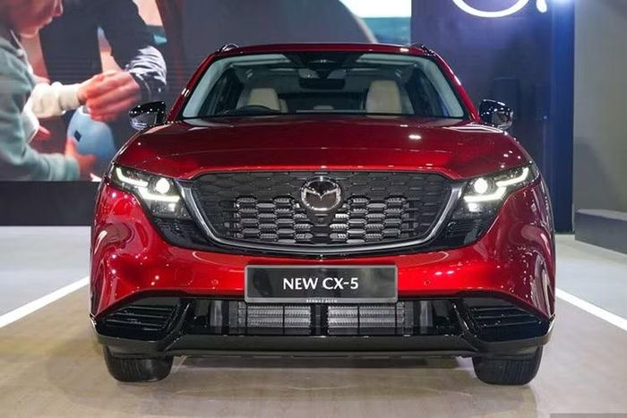 Giá bán tạm tính của Mazda CX-5 2026 mới được công bố ở mức từ 170.000 RM, tương đương khoảng 1,1 tỷ đồng. Trong giai đoạn đầu, xe sẽ được nhập khẩu nguyên chiếc (CBU) trước khi chuyển sang lắp ráp trong nước (CKD) sau khoảng 12-16 tháng. Dự đoán sau Malaysia, mẫu xe này cũng sẽ ra mắt thị trường Việt Nam trong năm nay.