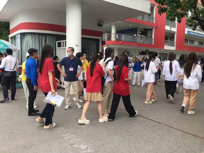 Tại điểm thi Trường THCS Thạch Bàn, an ninh được bố trí nghiêm ngặt, lực lượng chức năng, tình nguyện viên luôn túc trực để hướng dẫn thí sinh.