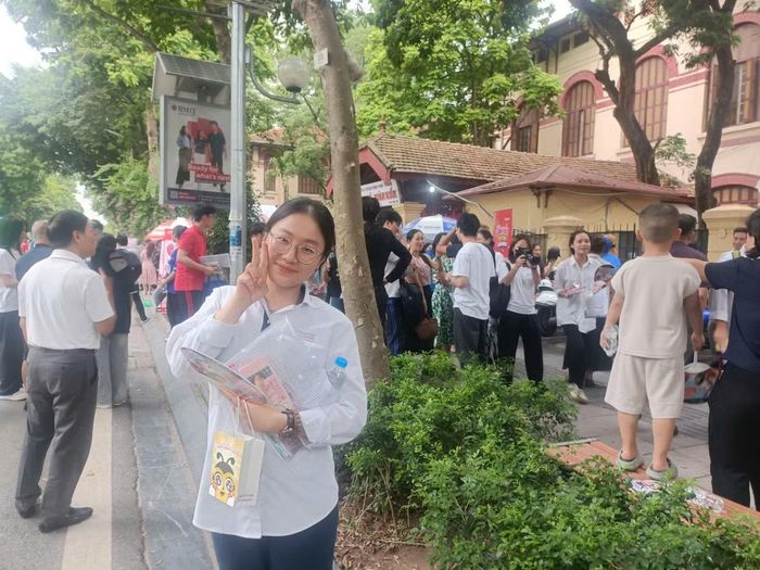  Em Nguyễn Thu Thảo, học sinh Trường THPT Trần Phú (Hà Nội) phấn khởi khi được thi tại trường và có kết quả làm bài thi Toán tốt. Theo em, đề vừa sức, em có thể đạt khoảng 8 5 điểm. 