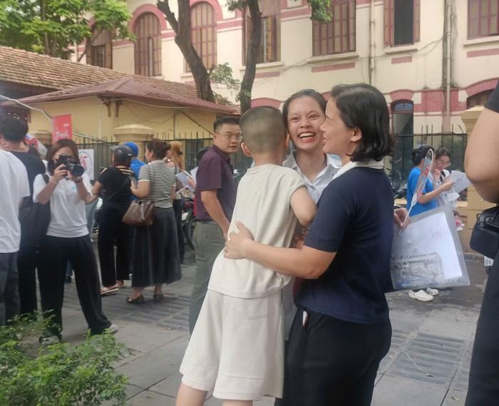 Em Tố Uyên, học sinh trường THPT Nguyễn Văn Tố (Hà Nội) vừa ra khỏi điểm thi, nhìn thấy mẹ liền reo hò sung sướng. Cả 3 mẹ con ôm nhau khóc òa trong niềm hạnh phúc, tự hào. Tố Uyên cho biết, em rất vui vì em làm được bài hết tất cả bài thi môn Toán chiều nay, kể cả bài phân hóa khó, em tự tin đạt được trên 9 điểm