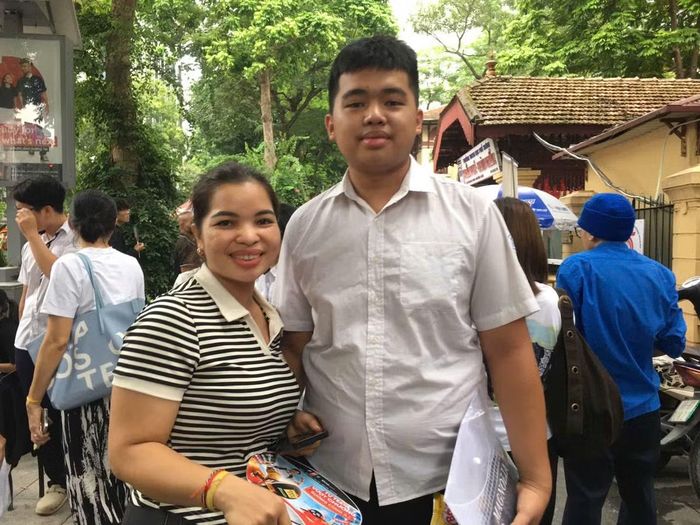 Ra khỏi phòng thi ở điểm thi Trường THPT Trần Phú (Hai Bà Trưng, Hà Nội) em Khôi Nguyên cũng phấn khởi khoe với mẹ khi kết quả làm bài khá. Theo em, đề môn Toán không khó, vừa sức với em, nên cũng có thể đạt 7 điểm.