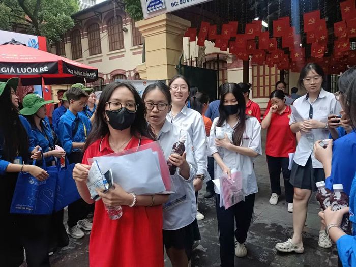 Tổng số thí sinh dự thi môn Toán chiều nay là 1.197.195 em, đạt tỷ lệ 99,42%. Năm 2026 là năm có số thí sinh đăng ký dự thi tốt nghiệp THPT cao nhất từ trước đến nay