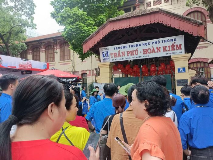 Chiều nay, mặc dù chưa đến hết giờ làm bài, nhưng nhiều phụ huynh lo lắng, đến đứng đợi kín cổng Trường THPT Trần Phú (Hà Nội) để mong ngóng con em ra.