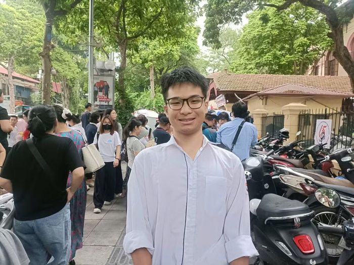  Cùng chung tâm trạng phấn khởi, em Tuấn Phong, học sinh Trường THPT Trần Phú (Hà Nội) cho biết, đề thi Toán năm nay phân loại khá cao, đề có 2 câu khó phân loại, còn các câu khác cũng dễ. Hôm nay làm bài thi em tập trung hơn nên làm bài tốt hơn những lần thi thử, em khá tự tin đạt được khoảng 8 điểm. 