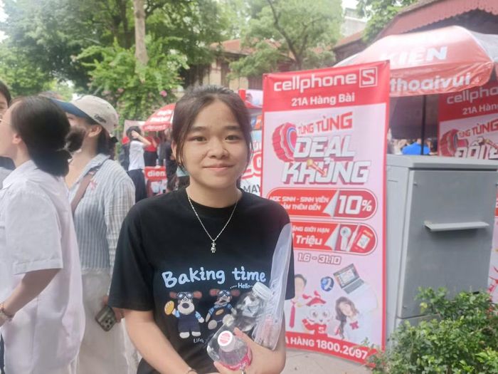 Em Phương Anh, tại điểm thi trường THPT Trần Phú chia sẻ, đề thi năm nay không quá khó, mức học lực trung bình khá như em cũng có thể đạt được 6-7 điểm. Nhiều bạn học lực khá giỏi dễ kiếm điểm cao hơn.