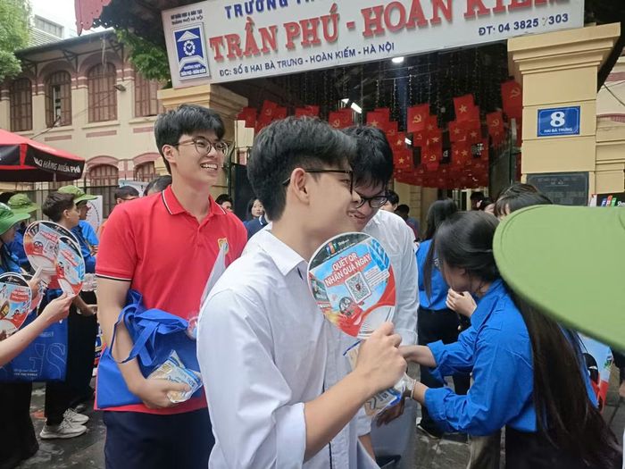  Thí sinh rạng rỡ rời điểm thi Trường THPT Trần Phú (Hà Nội) sau khi kết thúc bài thi môn Toán 