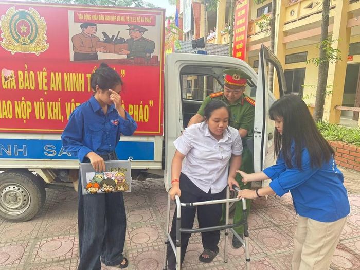 Em Hà Mỹ Hạnh bị thoát vị màng não tủy cột sống bẩm sinh, từ nhỏ không thể tự đi lại.
