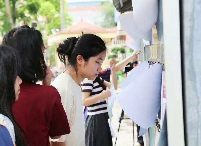 Thí sinh tự tin bước vào môn thi đầu tiên.