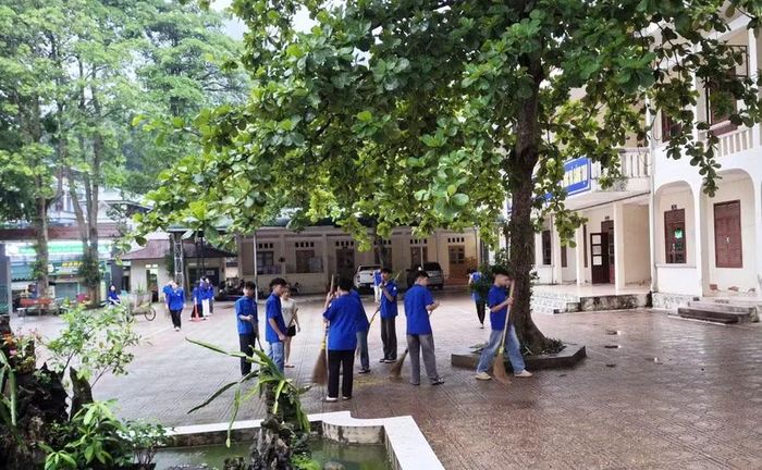 Lực lượng thanh niên tiếp sức mùa thi quét dọn ở sân Trường THPT Quan Hóa (Thanh Hóa).