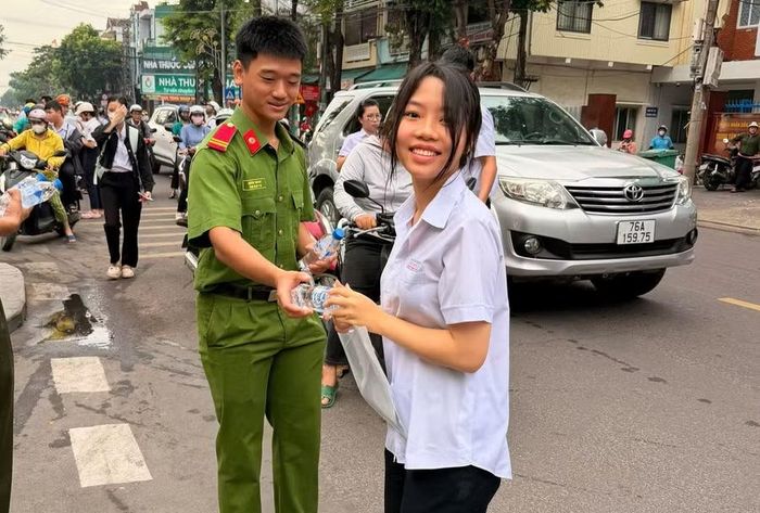 Lực lượng Công an hỗ trợ nước cho thí sinh mang vào phòng thi.
