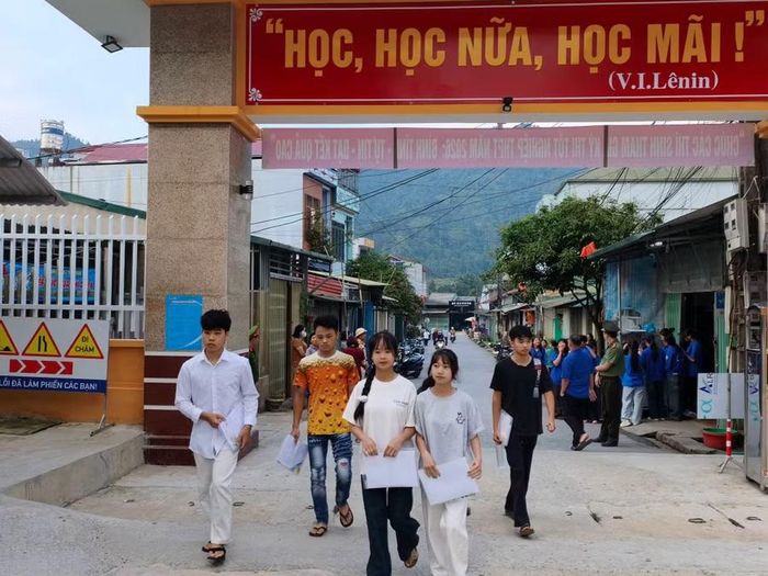 Các thí sinh đến Điểm thi khá sớm.