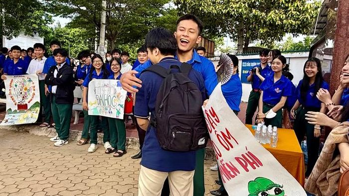 Nhiều thí sinh được ôm để cổ vũ tinh thần.
