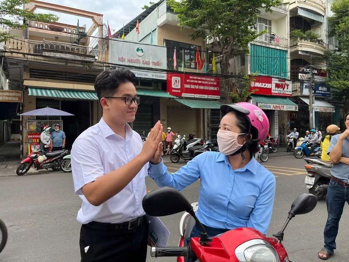 Phụ huynh động viên con trước khi vào phòng thi.