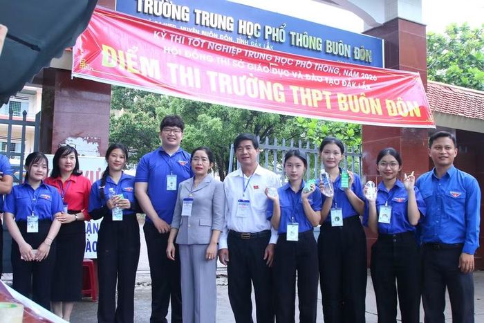 Phó Chủ tịch UBND tỉnh Đắk Lắk Nguyễn Thiên Văn, Giám đốc Sở GD&amp;ĐT Lê Thị Thanh Xuân động viên đội hình tiếp sức mùa thi 2026. (Ảnh: TH)