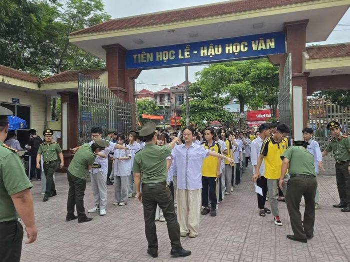 Thí sinh tại Điểm thi Trường THPT Tống Văn Trân được kiểm tra an ninh trước khi vào khu vực thi sáng 11/6.