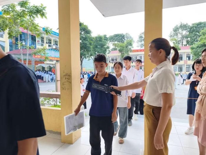 Các em học sinh kiểm tra an ninh trước khi bước vào phòng thi.