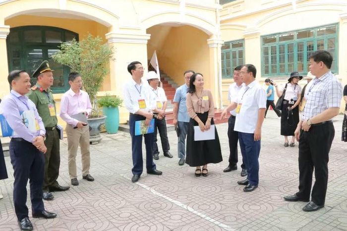 Đoàn kiểm tra của Ban chỉ đạo thi TP Hải Phòng tại Trường THPT Ngô Quyền.