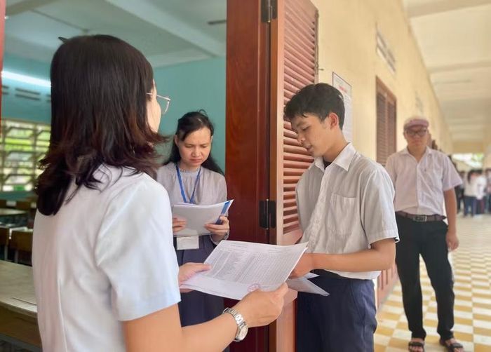 Thí sinh được kiểm tra thông tin trước khi vào phòng thi.
