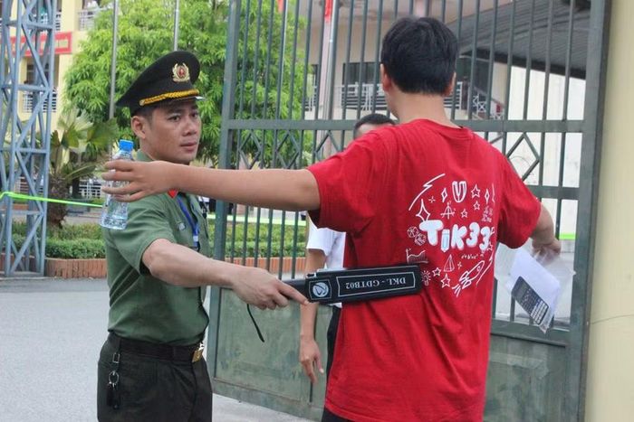 Công tác kiểm tra an ninh được thực hiện nghiêm ngặt tại cổng điểm thi bằng máy dò chuyên dụng.