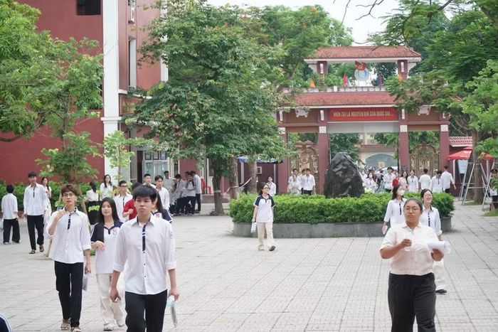 Thí sinh dự thi tại Điểm thi Trường THPT Huỳnh Thúc Kháng (Nghệ An). Ảnh: Hồ Lài