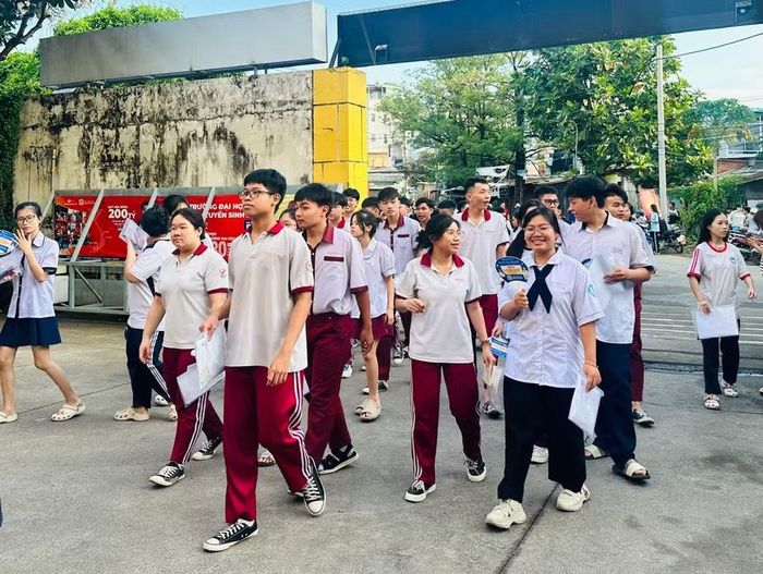 Thí sinh đến Điểm thi Trường THPT Phước Long.