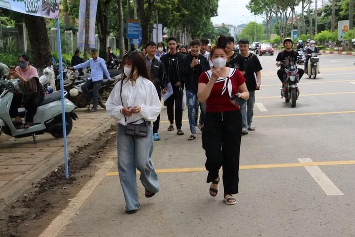 Các thí sinh được phụ huynh đưa đến Điểm thi từ rất sớm, để tránh ách tắc giao thông.