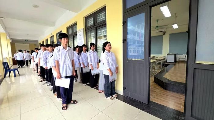 Thí sinh tại Điểm thi Trường THPT Lào Cai chuẩn bị vào phòng thi.