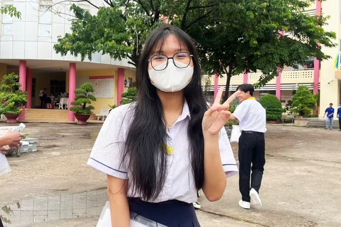 Thí sinh Huỳnh Châu tự tin bước vào môn thi Ngữ văn đầu tiên.