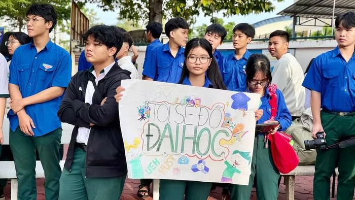Tranh cổ vũ thí sinh tại Điểm thi Trường THPT Chuyên Trần Hưng Đạo (phường Phú Thủy).
