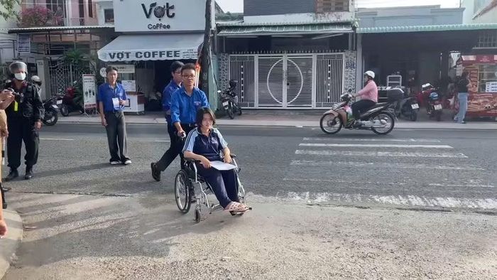 Sĩ tử tại Điểm thi THPT Tân An được các bạn trong đội "Tiếp sức mùa thi" hỗ trợ.