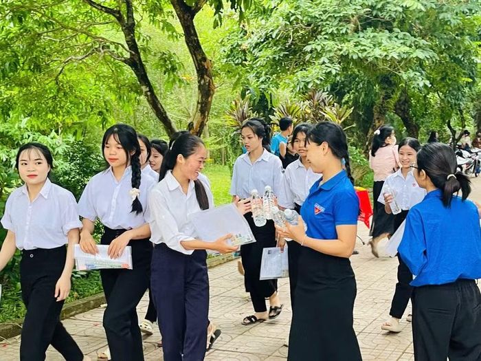 Những lời chúc, lời động viên được gửi gắm đến các sĩ tử trước giờ thi.