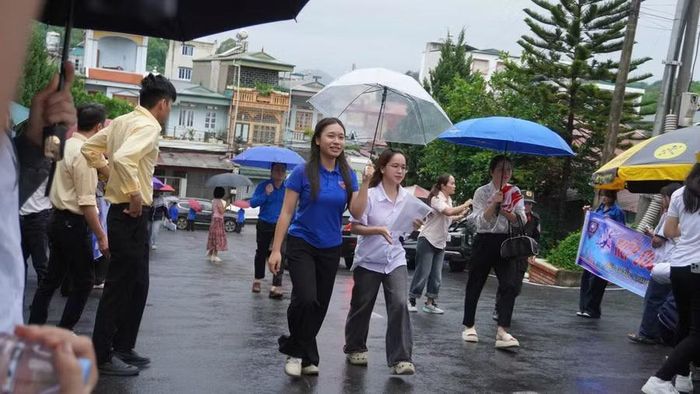 Thí sinh đến điểm thi trong điều kiện thời tiết mát mẻ, thuận lợi.