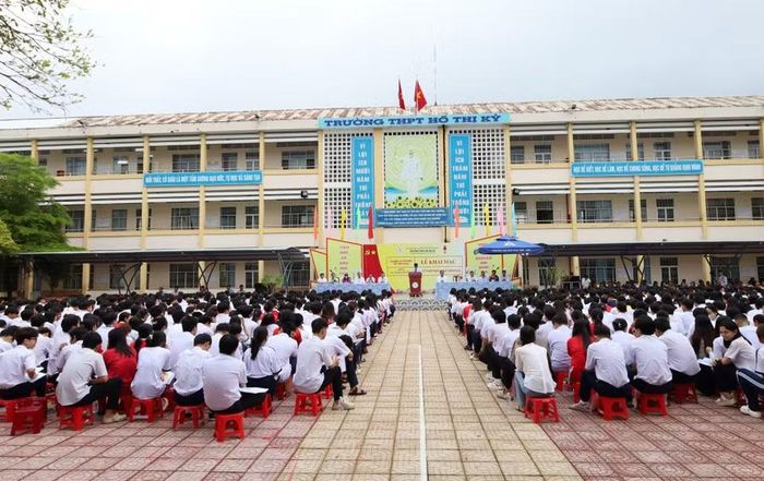 Lễ khai mạc tại điểm thi Trường THPT Hồ Thị Kỷ (Cà Mau).