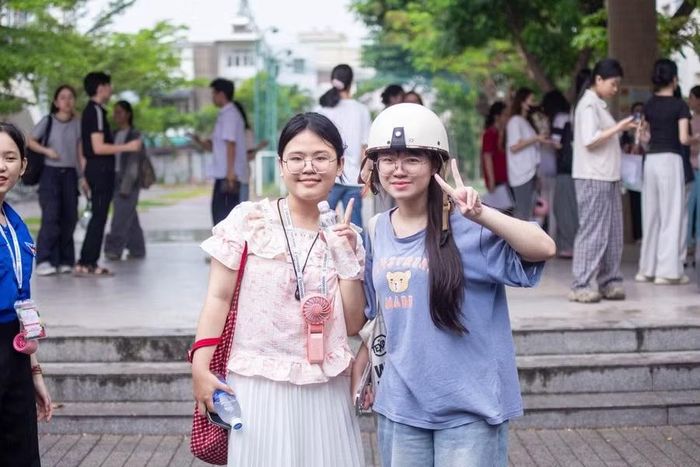 Thí sinh tự tin trước buổi thi môn Ngữ văn.
