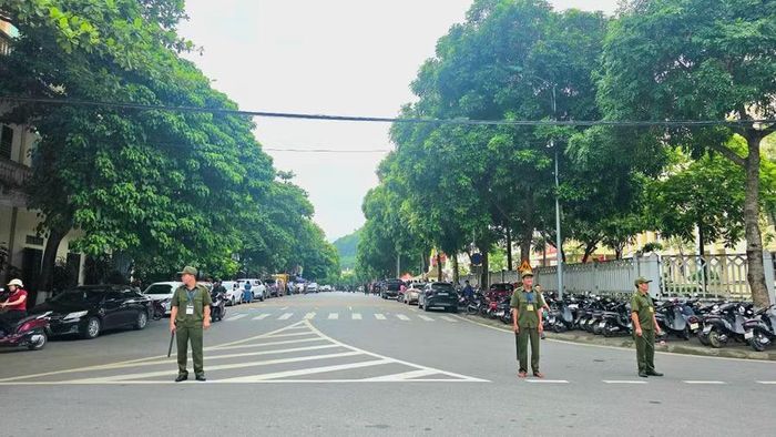 Lực lượng tham gia bảo vệ an ninh trật tự cơ sở phường Lào Cai điều tiết giao thông tại ngã ba đường Kim Hoa, Trung Đô (phường Lào Cai).