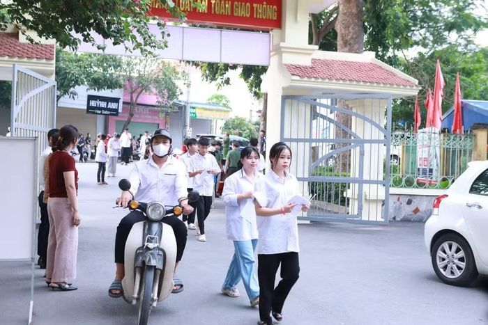 Trường THPT Kim Động có 33 phòng thi và 772 thí sinh dự thi.