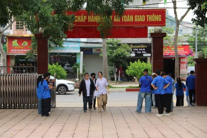Các thí sinh tự tin bước vào thi môn Ngữ Văn đầu tiên của Kỳ thi tốt nghiệp THPT nam 2026.