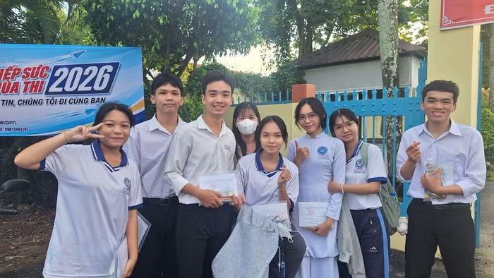Thí sinh Điểm thi Trường THPT Nguyễn Khuyến (xã Phú Hòa, tỉnh An Giang) phấn khởi, tự tin trước giờ thi. Ảnh: Trọng Nhân.
