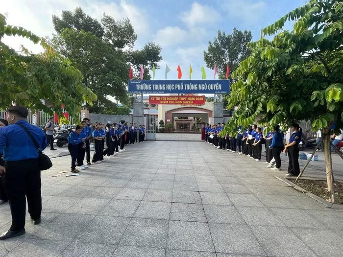 Tình nguyện viên cổ động thí sinh tại Điểm thi Trường THPT Ngô Quyền.