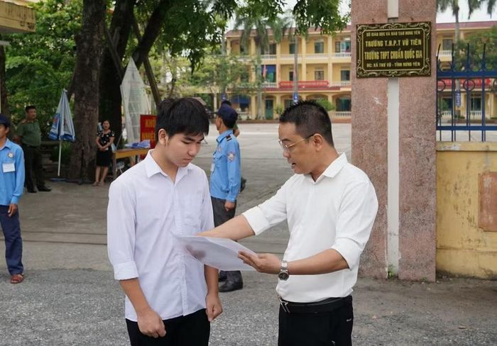 Thí sinh kiểm tra lại giấy tờ.