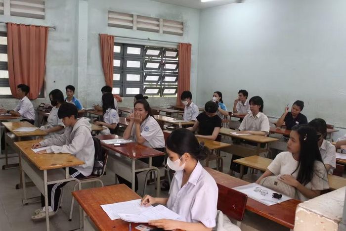 Trước đó, chiều 10/6, sĩ tử có mặt tại các Điểm thi để làm thủ tục dự thi, nghe phổ biến quy chế, kiểm tra thông tin cá nhân trước khi bước vào các buổi thi chính thức.