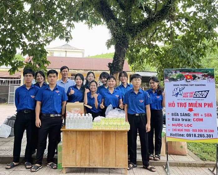 Đội tình nguyện viên có mặt từ sớm tại các điểm thi để kịp hỗ trợ thí sinh.