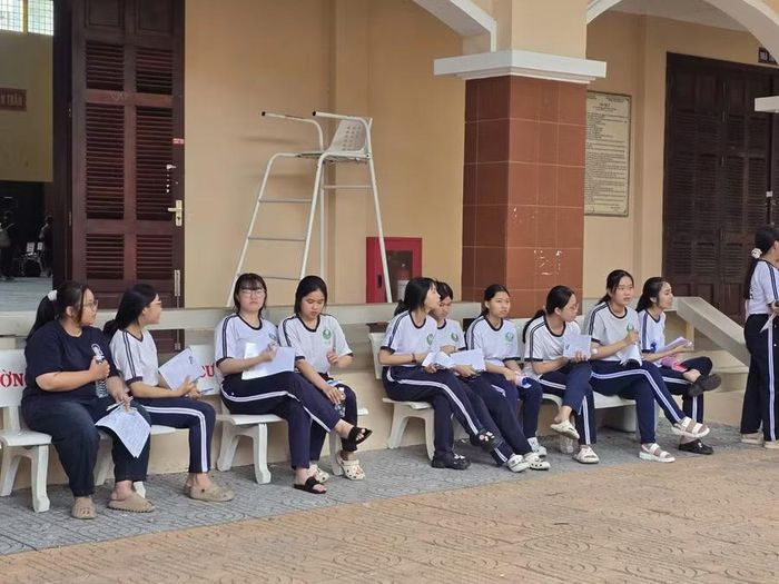  Thí sinh tập trung từ rất sớm tại Điểm thi đông nhất tỉnh Vĩnh Long. 