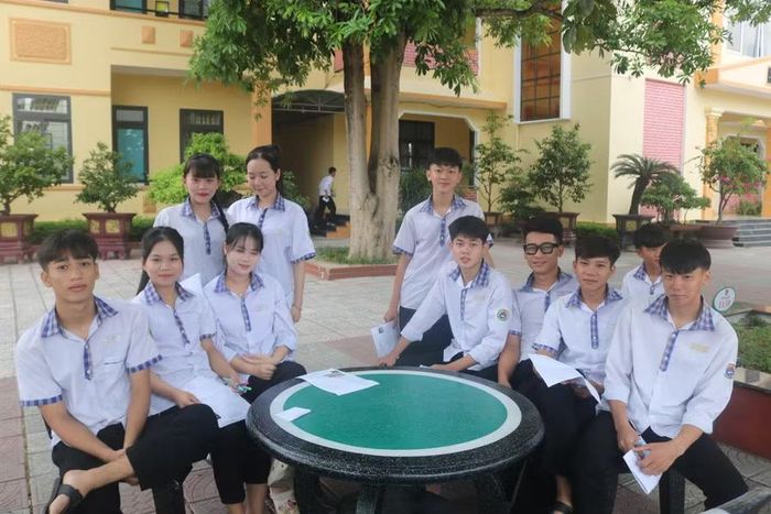 Thí sinh Quảng Trị đến điểm thi sớm để sẵn sàng dự thi môn đầu tiên.