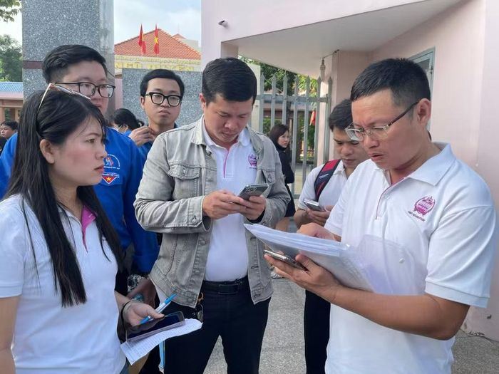 Giáo viên Trường TH-THCS-THPT song ngữ Á Châu kiểm tra học sinh đến điểm thi.