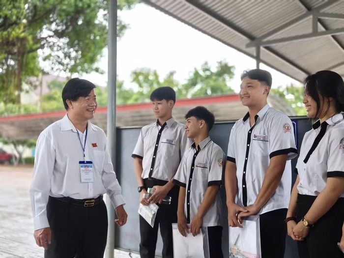 Từ sáng sớm, Phó Chủ tịch UBND tỉnh Đắk Lắk Nguyễn Thiên Văn tới động viên thí sinh tại Điểm thi Trường THPT Buôn Đôn. (Ảnh: TH)